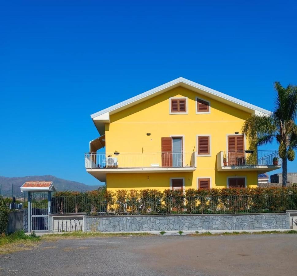 דירות פיומפרדו די סיציליה Yellow House מראה חיצוני תמונה