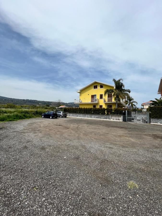דירות פיומפרדו די סיציליה Yellow House מראה חיצוני תמונה