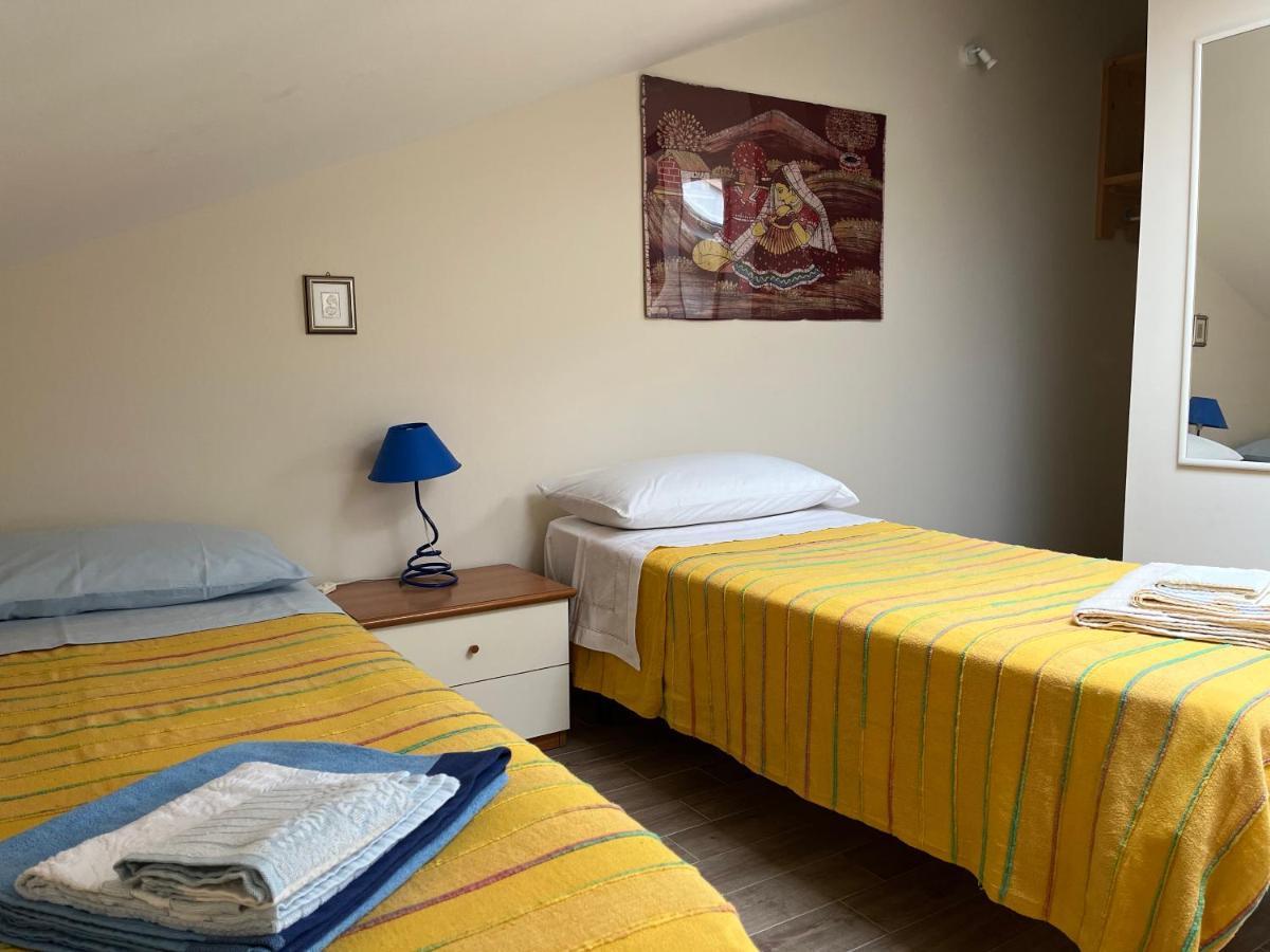 דירות פיומפרדו די סיציליה Yellow House מראה חיצוני תמונה